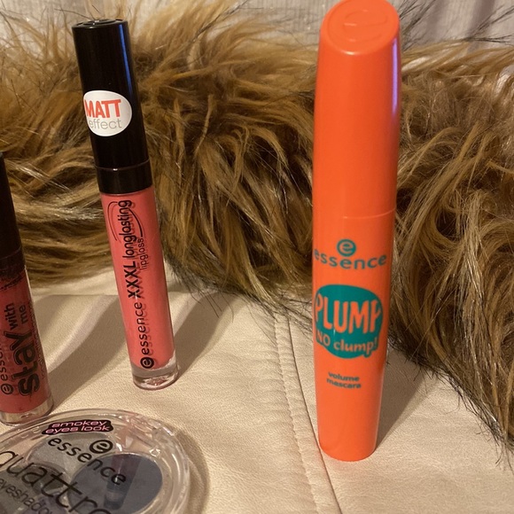 Bundle of 10 essence items(eyeshadow,lipgloss,lip liner,concealer,black mascara) - Picture 5 of 14